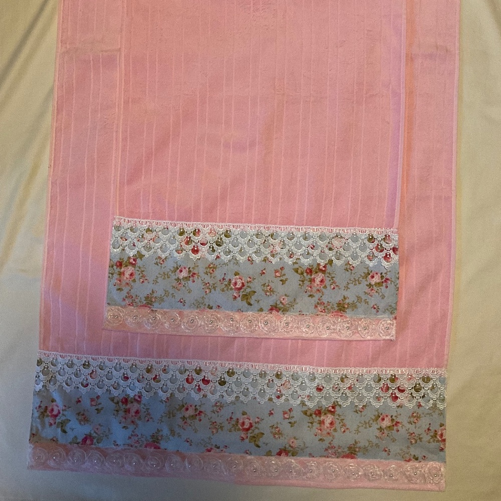Decorated towel set. Hand and bath towel.